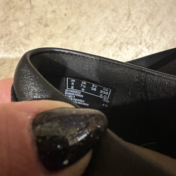 Clark’s Shoe - Picture 3 of 3